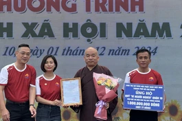 Thượng tọa Thích Nhật Thiện, Trưởng ban Trị sự GHPGVN Q.10 thay mặt Ban Trị sự GHPGVN TP.HCM trao bảng ủng hộ Quỹ "Vì người nghèo" Q.10