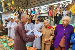 Đại đức Thích An Đạt, trụ trì chùa Bửu Liên Quang trao quà đến bà con H.Đức Trọng, Lâm Đồng