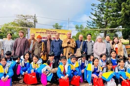 Đoàn Ban Trị sự Phật giáo H.Triệu Phong trao quà cho học sinh vùng cao H.Hướng Hóa