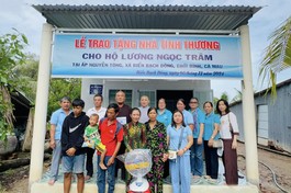  Đoàn Ban Từ thiện xã hội Báo Giác Ngộ bàn giao đến gia đình bà Lương Thị Trâm - Ảnh: T.Q