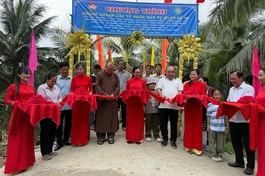 Cắt băng khánh thành cầu Tổ nhân dân tự quản số 9), ấp Thạnh A, xã Tân Phong, H.Thạnh Phú