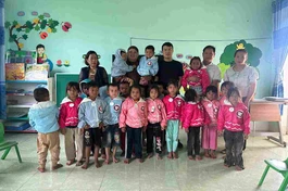 Tặng áo ấm mùa Đông trước thềm xuân mới đến học sinh vùng núi thuộc tỉnh Gia Lai