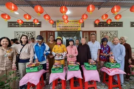Đoàn từ thiện Ni viện Thiện Hòa trao quà đến bà con khó khăn tại xã Đất Mũi
