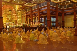 Lễ Bố-tát tại chánh điện Việt Nam Quốc Tự - Ảnh: Bảo Toàn/BGN