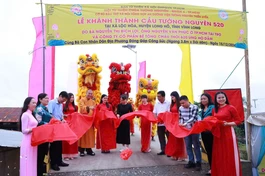 Cắt băng khánh thành công trình cầu nông thôn Tường Nguyên 520 tại xã Lộc Hòa - Ảnh: T.N