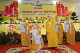 Thưởng tọa Thích Quảng Tâm trao quyết định bổ nhiệm trụ trì chùa Phật Bửu đến Ni sư Thích nữ Chúc Mỹ