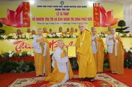 Thưởng tọa Thích Quảng Tâm trao quyết định bổ nhiệm trụ trì chùa Phật Bửu đến Ni sư Thích nữ Chúc Mỹ
