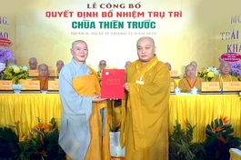 Thượng tọa Thích Trung Nguyện, Phó Thư ký kiêm Chánh Văn phòng Ban Trị sự Phật giáo TP.HCM trao quyết định đến Ni trưởng Thích nữ Huệ Tuyến