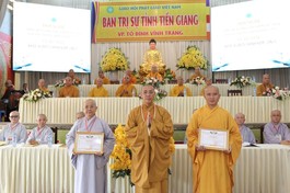 Thượng tọa Thích Thiện Lưu trao Bằng công đức đến các vị Tăng, Ni 