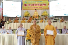 Thượng tọa Thích Thiện Lưu trao Bằng công đức đến các vị Tăng, Ni 