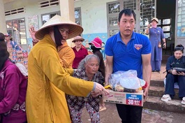 Trao quà đến người già khó khăn tại địa phương