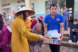 Trao quà đến người già khó khăn tại địa phương