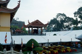 Các dãy nhà tạm được thiết kế trong khuôn viên Việt Nam Quốc Tự chuẩn bị cho Hội thi giáo lý Phật tử cấp Thành phố sẽ chính thức khai mạc lúc 7 giờ, tại Việt Nam Quốc Tự - Ảnh: H.D/BGN