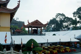 Các dãy nhà tạm được thiết kế trong khuôn viên Việt Nam Quốc Tự chuẩn bị cho Hội thi giáo lý Phật tử cấp Thành phố sẽ chính thức khai mạc lúc 7 giờ, tại Việt Nam Quốc Tự - Ảnh: H.D/BGN