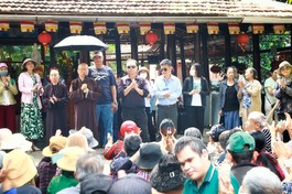 Ban Từ thiện thiền viện Vạn Hạnh trao quà đến người khiếm thị khó khăn tại chùa Long Hoa, H.Định Quán