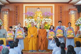 Chư tôn đức trao phần thưởng của chùa Hải Vân đến Phật tử trong Lễ tổng kết tạ pháp của đạo tràng
