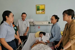 Bà Nguyễn Thị Kim Thúy thăm hỏi thân nhân nạn nhân do hỏa hoạn - Ảnh: M.T TP