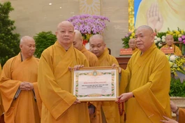 Trưởng lão Hòa thượng Thích Thiện Pháp trao Bằng tuyên dương công đức của GHPGVN đến tập thể Ban Trị sự TP.HCM - Hòa thượng Thích Lệ Trang đón nhận