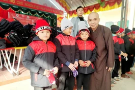 Đại đức Thích Giác Đạo trao quà đến học sinh tỉnh Hà Giang