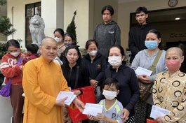 Ni sư Thích nữ Thông Liên trao tiền ủng hộ của bạn đọc đến bệnh nhân nghèo - Ảnh: Ban TTXH BGN