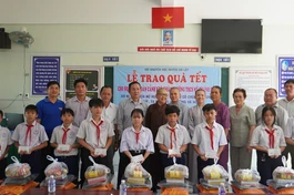  Chùa Bửu Long tặng quà cho học sinh tại Trường Trung học Cơ sở Mỹ Thành Bắc 
