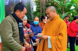 Đại đức Thích Chúc Huy trao quà đến bà con khó khăn tại xã Đức Giang - Ảnh: P.H