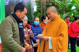 Đại đức Thích Chúc Huy trao quà đến bà con khó khăn tại xã Đức Giang - Ảnh: P.H