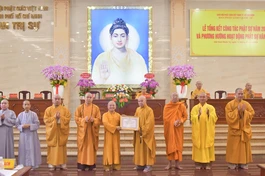 Hòa thượng Thích Nhựt Hỷ trao Bằng tuyên dương công đức đến tập thể Ban Phật giáo Quốc tế GHPGVN TP.HCM - Ảnh: Quảng Đạo/BGN
