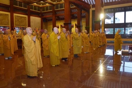 Đức Pháp chủ, chư tôn giáo phẩm Hội đồng Chứng minh, Ban Trị sự GHPGVN TP.HCM niêm hương, đảnh lễ Tam bảo