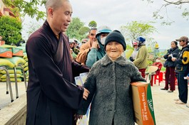  Đại đức Thích Giác Thọ thăm hỏi và trao quà đến những gia đình khó khăn tại xã Mỹ Thọ, H.Phù Mỹ