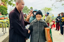  Đại đức Thích Giác Thọ thăm hỏi và trao quà đến những gia đình khó khăn tại xã Mỹ Thọ, H.Phù Mỹ