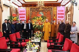 Ông Vũ Chiến Thắng, Thứ trưởng Bộ Nội vụ trao hoa chúc Tết cổ truyền đến chư tôn đức GHPGVN