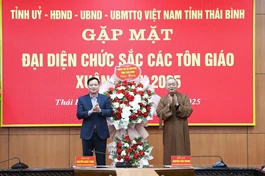 Thượng tọa Thích Thanh Hòa, Trưởng ban Trị sự GHPGVN tỉnh tặng hoa tại buổi gặp mặt mừng Xuân Ất Tỵ