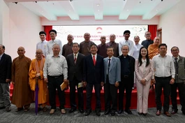 Chư vị chức sắc các tôn giáo chụp ảnh lưu niệm cùng lãnh đạo tỉnh nhân họp mặt mừng Xuân Ất Tỵ