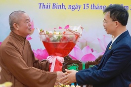 Đại diện chính quyền tặng hoa chúc mừng Hội nghị tổng kết hoạt động Phật sự năm 2024 của Ban Trị sự GHPGVN tỉnh 