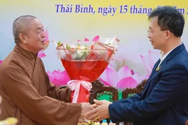 Đại diện chính quyền tặng hoa chúc mừng Hội nghị tổng kết hoạt động Phật sự năm 2024 của Ban Trị sự GHPGVN tỉnh 