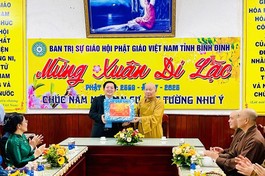  Ông Hồ Quốc Dũng tặng quà chúc mừng đến Hòa thượng Thích Nguyên Phước