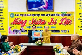  Ông Hồ Quốc Dũng tặng quà chúc mừng đến Hòa thượng Thích Nguyên Phước