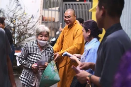 Đại đức Thích Minh Phú, trụ trì chùa Tường Nguyên trao quà Tết đến bà con địa phương - Ảnh: T.N