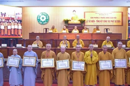 Hòa thượng Thích Thiện Thống trao Bằng tuyên dương công đức đến thành viên Văn phòng II