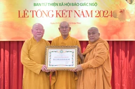 Hòa thượng Thích Giác Toàn trao Bằng tuyên dương công đức của GHPGVN đến tập thể Ban Từ thiện xã hội Báo Giác Ngộ - Ảnh: Quảng Đạo/BGN