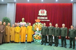 Chư tôn đức GHPGVN tặng hoa chúc Tết đến lãnh đạo Bộ Công an