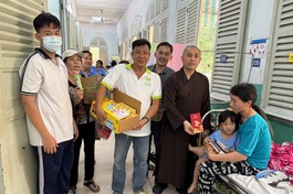 Quỹ Thọ Giác trao lì-xì và quà Tết cho bệnh nhi đang điều trị tại Bệnh viện Nhi Đồng 2