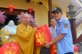 Hòa thượng Thích Huệ Công, Trưởng ban Trị sự GHPGVN Q.8 trao quà Tết tại chùa Long Hoa
