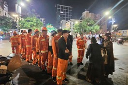 Rạng sáng nay, Ni trưởng Thích nữ Tịnh Nguyện đến thăm hỏi và trao lộc Tết cho anh em công nhân môi trường tại Q.1 - Ảnh: M.Từ