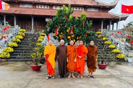 Phái đoàn chụp ảnh lưu niệm tại chùa Khải Nam, TP.Sầm Sơn