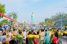 Phật tử, người dân Tây Nam Bộ hành hương, đảnh lễ Bồ-tát Quán Thế Âm