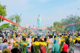 Phật tử, người dân Tây Nam Bộ hành hương, đảnh lễ Bồ-tát Quán Thế Âm