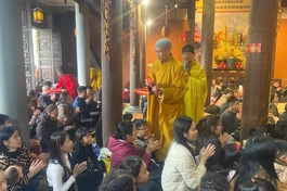 Các thầy trao lộc đầu năm mới