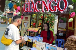 Khách quốc tế đọc sách, báo tại không gian trưng bày của Báo Giác Ngộ tại Việt Nam Quốc Tự - Ảnh: Thuần Đức/BGN